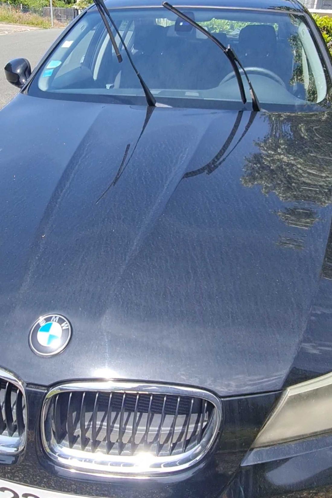 Capot de BMW Série 3 avant, peinture voilée et marquée