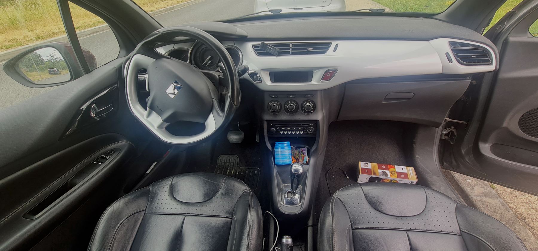 Habitacle de Citroën DS3 avant nettoyage, objets et poussière
